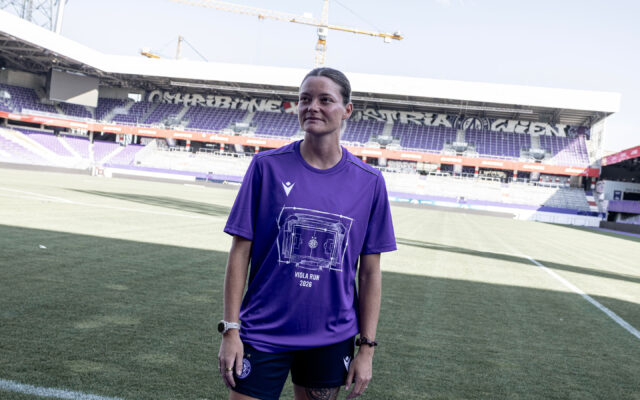 Verena Hanshaw im Viola Run Shirt im Stadion