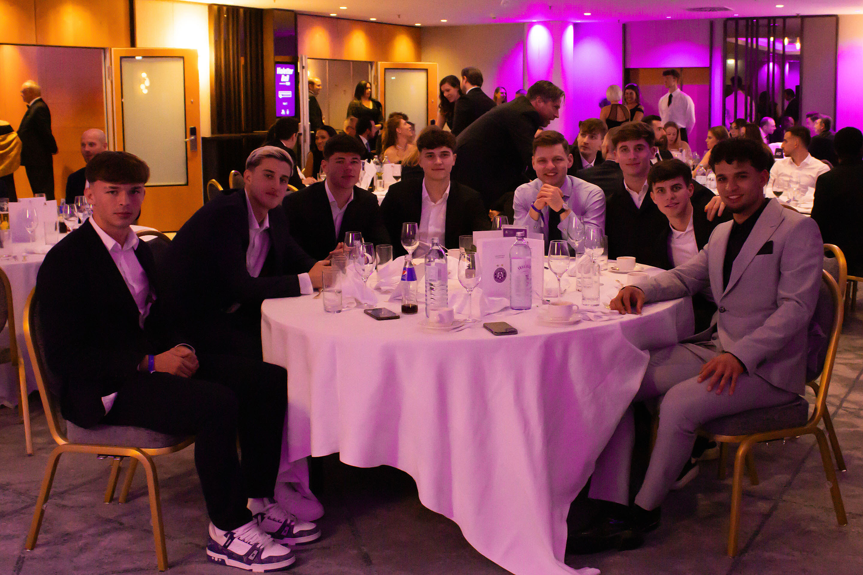 Violetter Ball 8