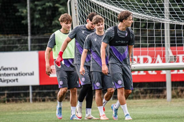 Young Violets Tor Trainingsstart