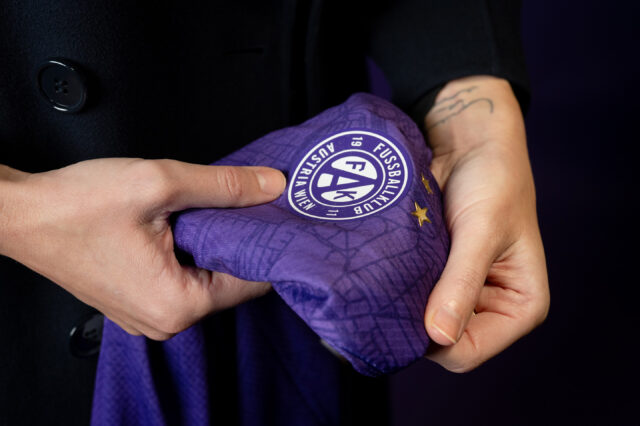 Nahaufnahme des aktuellen Trikots von Carina Wenninger