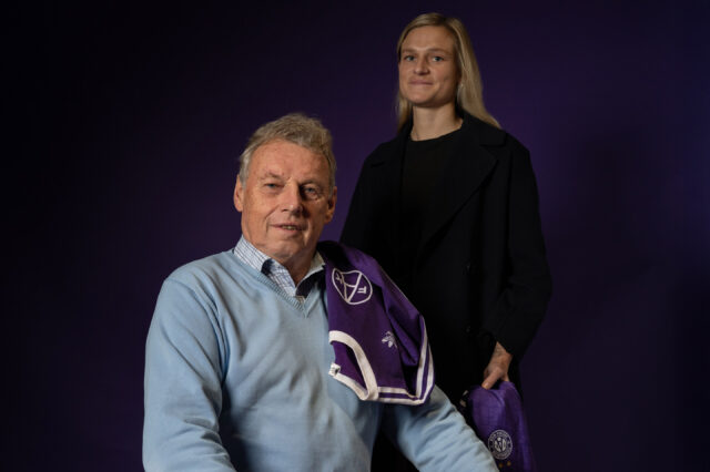 Carina Wenninger und Karl Daxbacher mit ihren Trikots