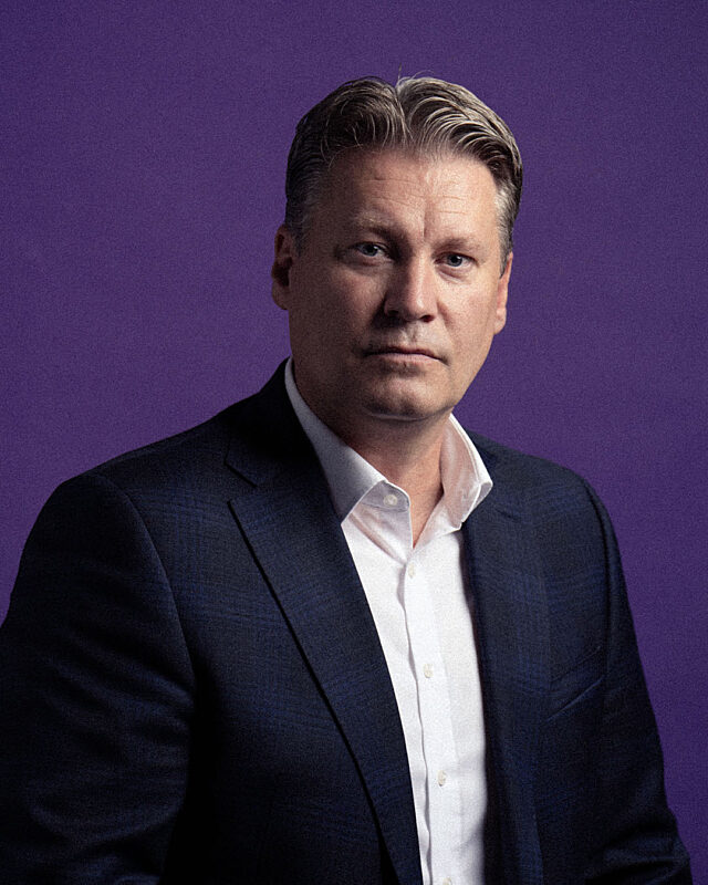 Harald Zagiczek vor violettem Hintergrund