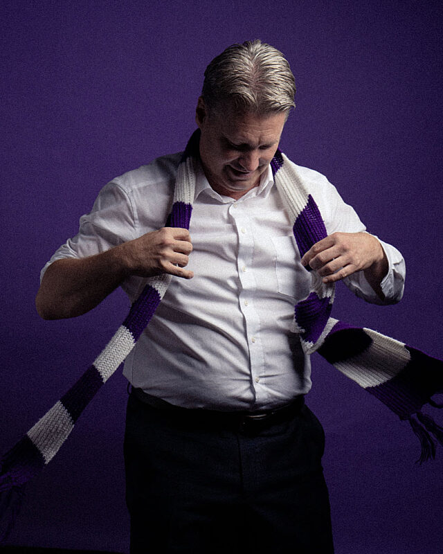 Harald Zagiczek vor violettem Hintergrund