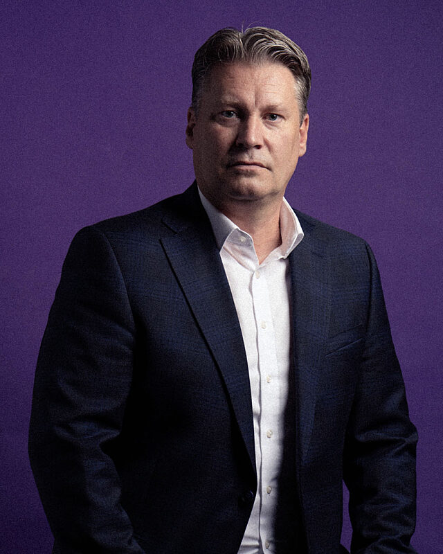 Harald Zagiczek vor violettem Hintergrund