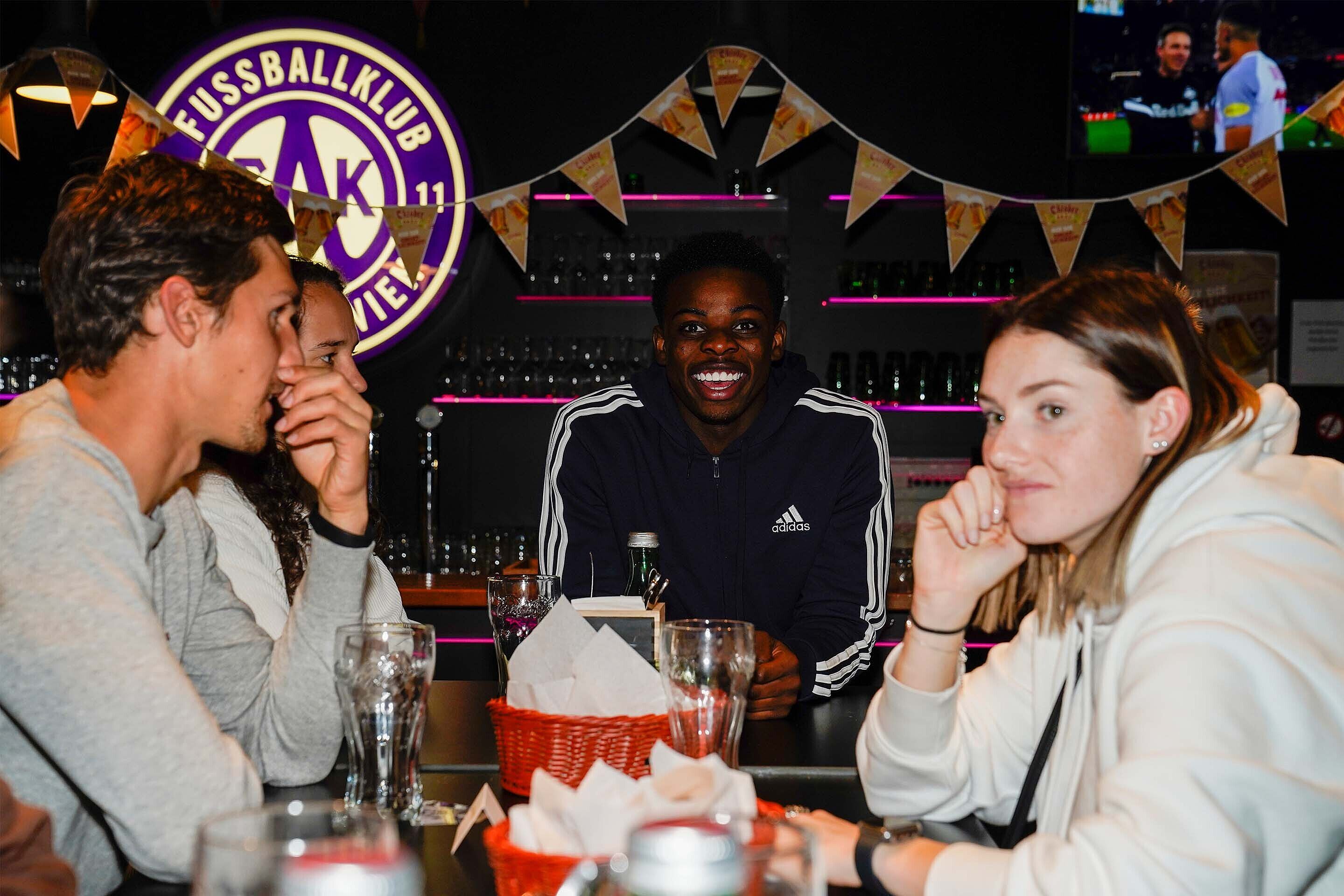 Sportsbar mit Spielern und Spielerinnen