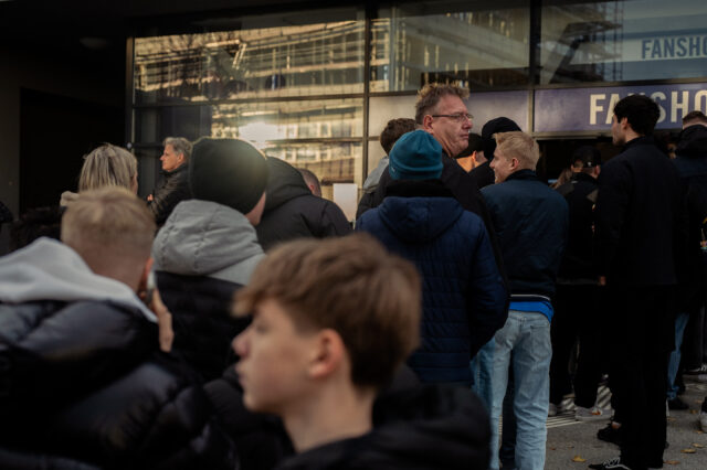 Fans warten vor dem Fanshop
