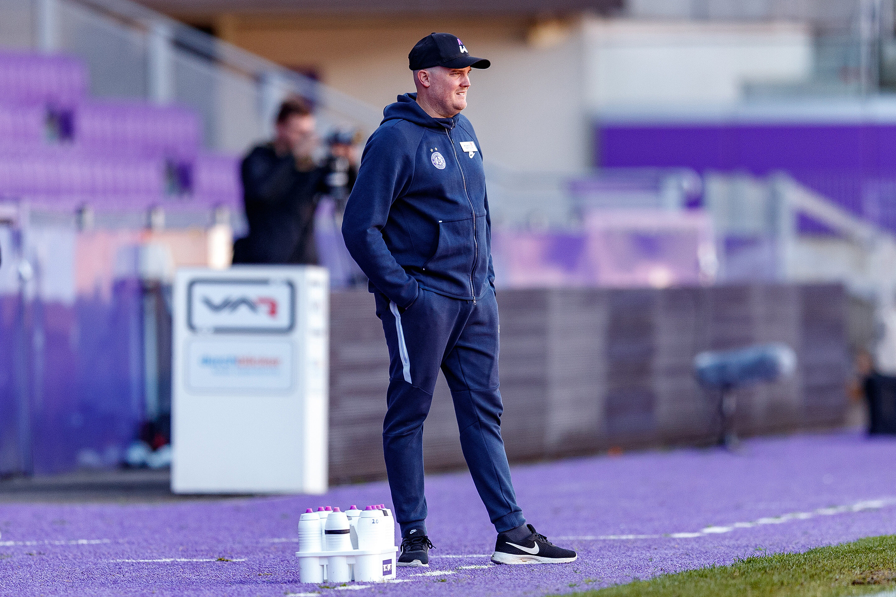 Fraue Rückblick Kenesei2