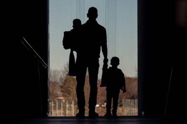 Violetter Wegbegleiter Silhouette 2025