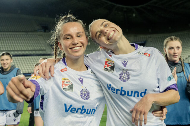 Almedina Šišić und Louise Schöffel jubelnd im Stade Jean-Bouin