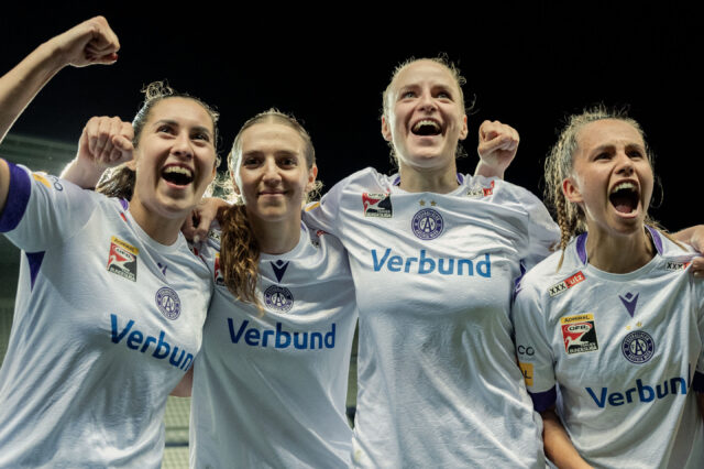 Yvonne Weilharter, Modesta Uka, Gini Kirchberger und Almedina Šišić jubeln in Paris