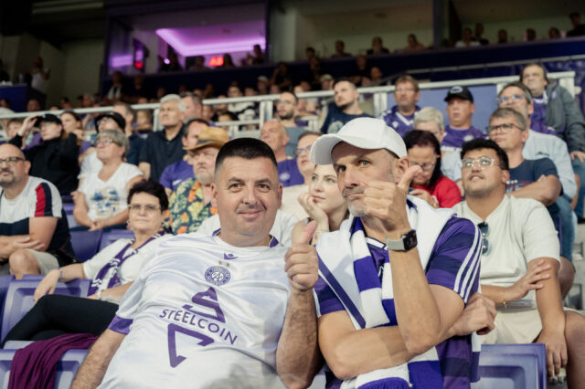 Zuschauer, Tribüne, Daumen hoch