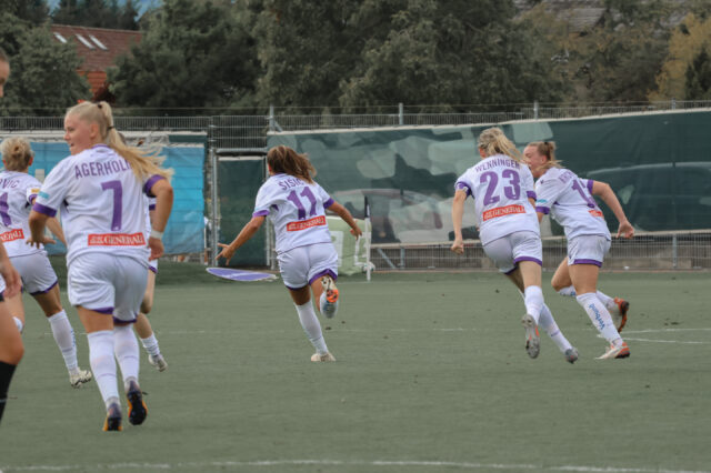 Almedina Šišić jubelt mit ihren Teamkolleginnen