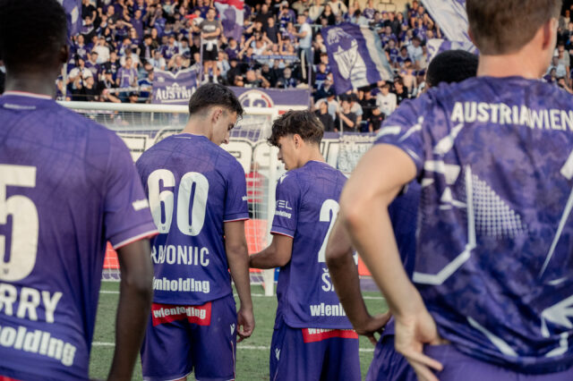 Veilchen vor der Ost-Tribüne