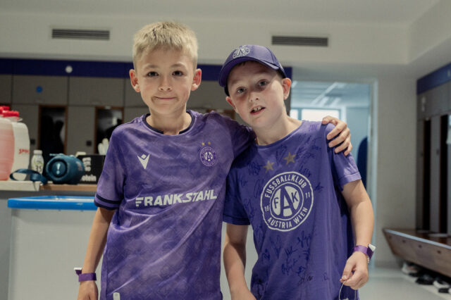 Zwei junge Austrianer im Stadion