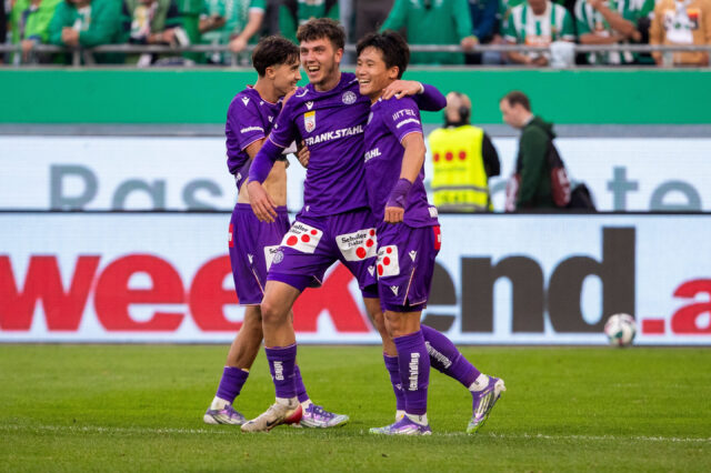 Sanel Saljic, Noah Botic und Taeseok Lee jubeln in Hütteldorf