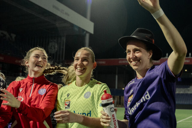 Nadine Hinterberger, Jasmin Pal & Kathi Schiechtl jubeln im Franz-Horr-Stadion
