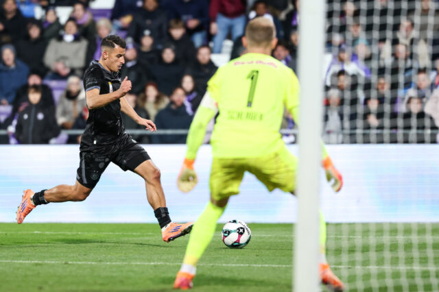 Fischer läuft mit Ball