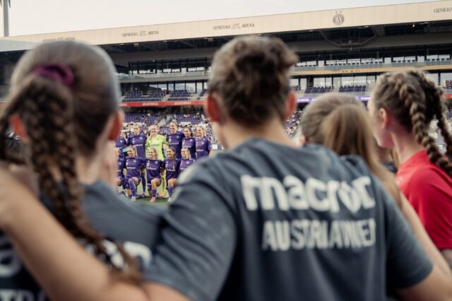Austria Wien Damen stellen sich für Mannschaftsfoto auf