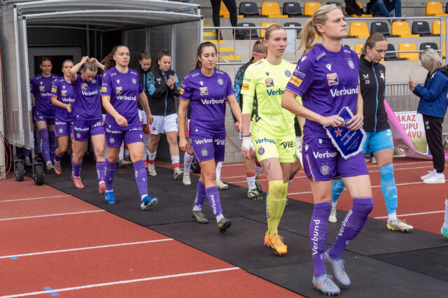 Die violetten Frauen vor dem Spiel in Prag