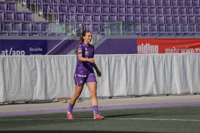 Modesta Uka lächelnd während einem Match