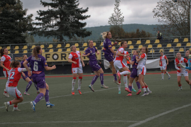 Louise Schöffel setzt nach einem Eckstoß zum Kopfball an.