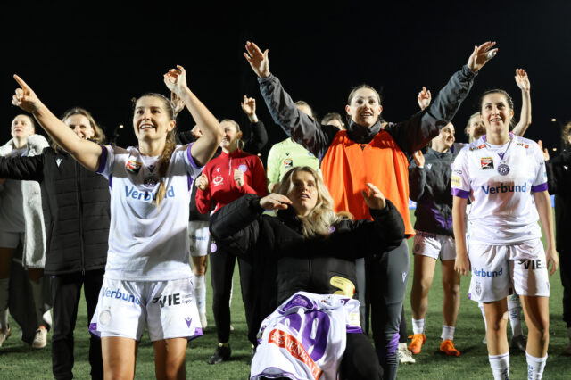 Veilchen feiern in Belgien mit den Fans