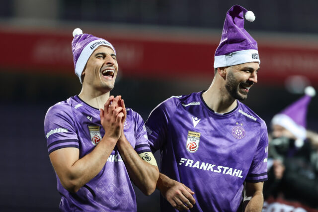 Manfred Fischer und Aleksandar Dragović mit Weihnachtsmützen