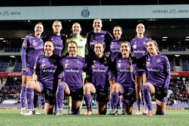Die violetten Frauen vor dem Spiel in der Generali-Arena
