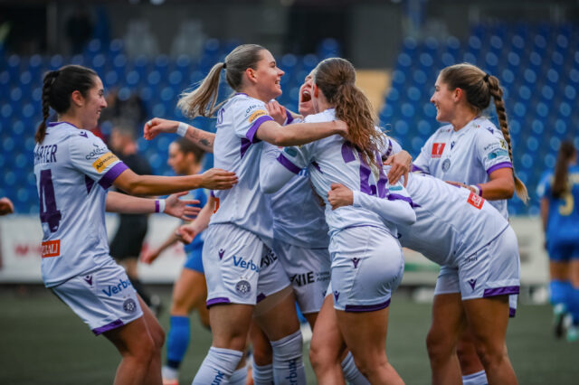 Veilchen jubeln nach Treffer