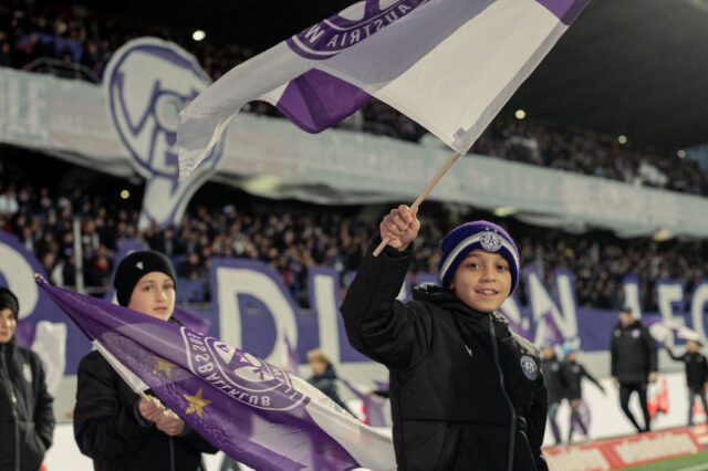 Junger Fan mit Fahne