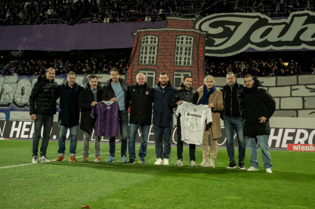 Die UEFA-Cup-Legenden vor der Ost-Tribüne