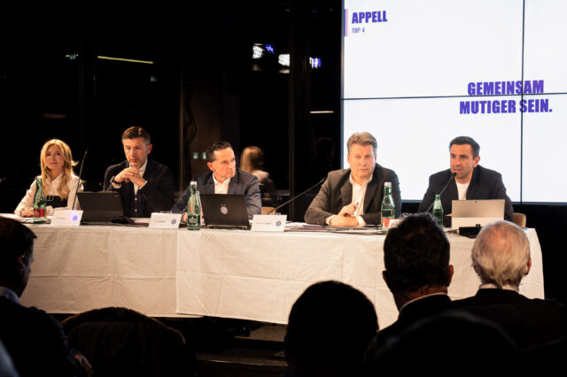 Dagmar Schmidt, Robert Zadrazil, Kurt Gollowitzer, Harald Zagiczek und Michael Wagner auf dem Podium der Generalversammlung