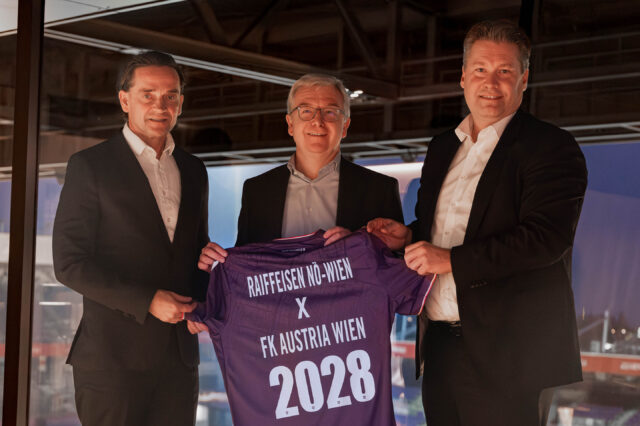 Austria-Präsident Kurt Gollowitzer, Generaldirektor der Raiffeisenlandesbank NÖ-Wien Michael Höllerer und Austria-Vorstand Harald Zagiczek