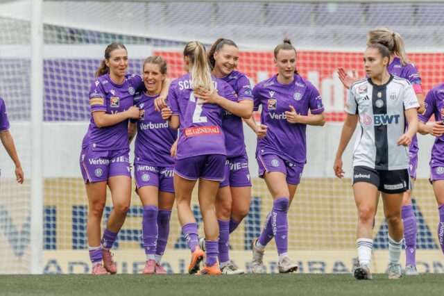 Louise Schöffel, Lotta Cordes und Co. jubeln nach Tor.