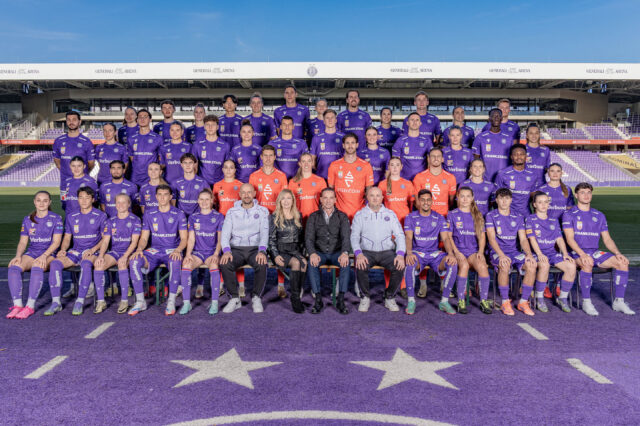 Frauen und Männer gemeinsam auf einem Teamfoto