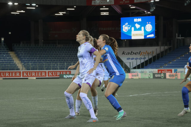 Carina Wenninger im Kopfballduell mit einer St. Pölten Spielerin