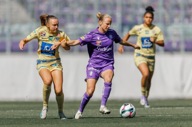 Sara Pavlović mit einer Vienna Spielerin