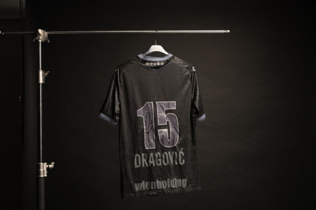 Trikot auf einem Kleiderhaken