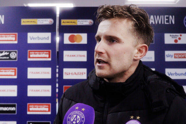 Johannes Eggestein beim Interview mit Viola TV