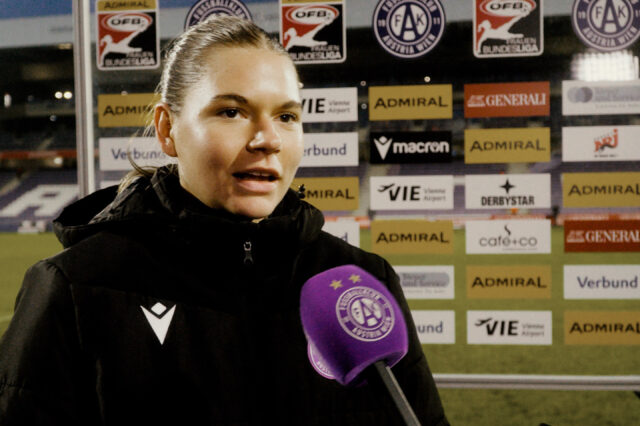 Tatjana Weiss beim Interview mit Viola TV