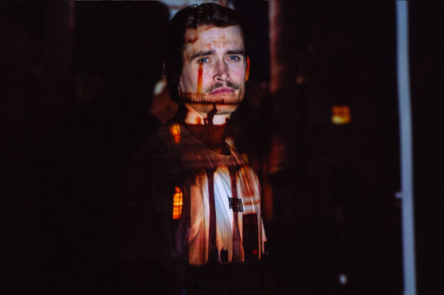 Willi Vorsager vor der Karlskirche