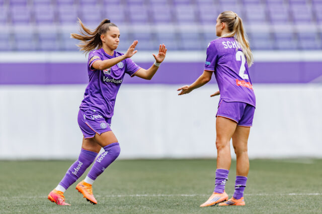 Almedina Šišić und Louise Schöffel klatschen ein