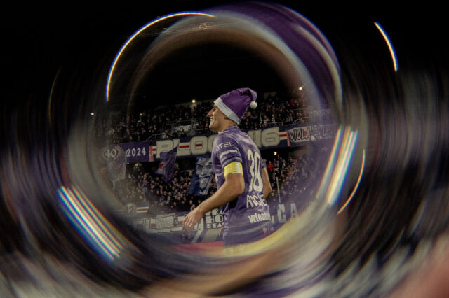 Manfred Fischer mit Weihnachtsmütze vor der Ost-Trubüne