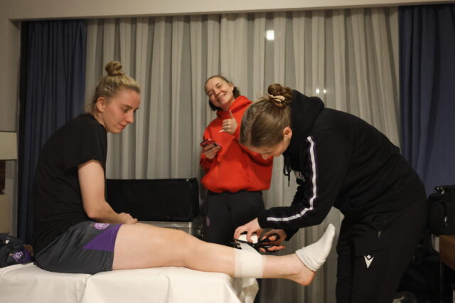 Alina Waldecker behandelt Kathi Schiechtl, Lotta Cordes im Hintergrund