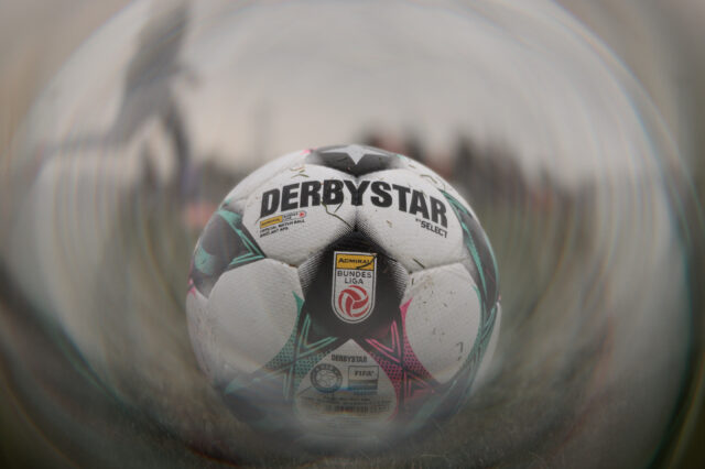 Bundesliga-Ball im Rasen