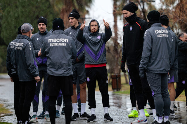 Mirko Kos und weitere Spieler im Laufgewand auf der Promenade