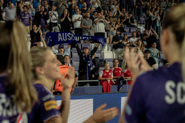 Fans und Spielerinnen feiern