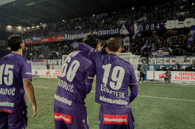 Johannes Eggestein, Dejan Radonjic und Aleksandar Dragovic feiern vor der Ost-Tribüne