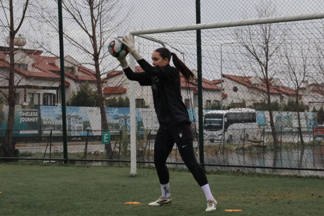 Emma Goetz hält einen Ball