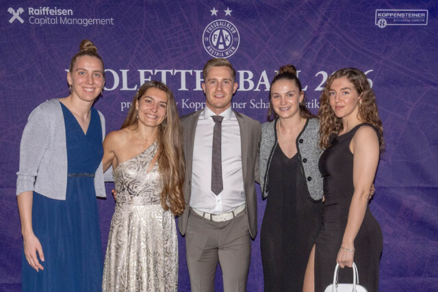 Katharina Schiechtl Courtney Strode, Johannes Eggestein, Chiara Pucci und Modesta Uka beim violetten Ball